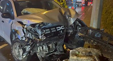 İstanbul - Küçükçekmece'de ıslak yolda kayan otomobil aydınlatma direğine çarptı