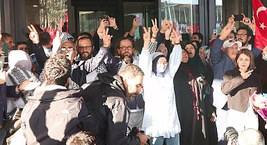 İstanbul - Küresel Sumud Filosu teknelerinde alıkonulan 137 kişi İstanbul'a geldi - 4 Geniş haber Ek görüntü