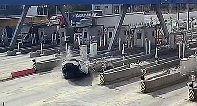 İstanbul - Kuzey Marmara Otoyolu'nda otomobil gişe bariyerine çarptı;1 ölü