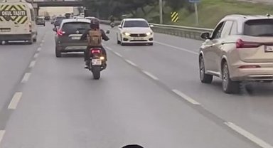 İstanbul - Maltepe D-100 Karayolu'nda geri geri giden otomobil kamerada