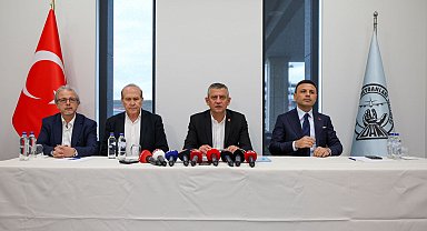 İstanbul- Özgür Özel yurtdışı temasları öncesi havalimanında soruları yanıtladı