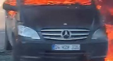 İstanbul - Pendik'te iki aracın karıştığı kazada otomobil ve minibüs alev alev yandı