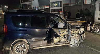 İstanbul -Sarıyer'de park halindeki TIR'a çarpan hafif ticari aracın sürücüsü kaçtı