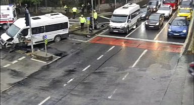 İstanbul- Sarıyer'de servis minibüsü refüjdeki trafik levhasına çarptı: 2 yaralı