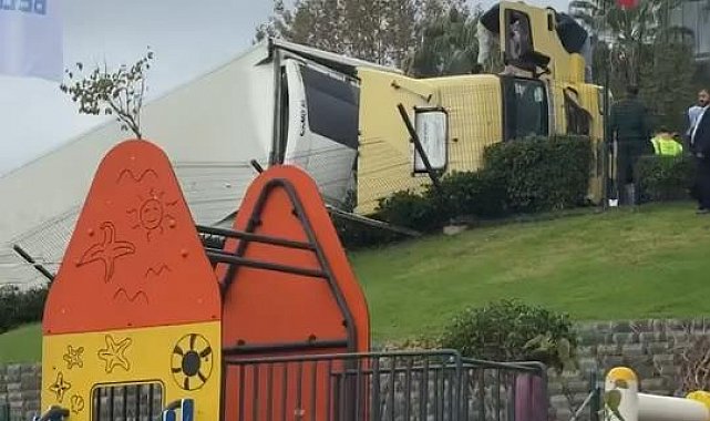 Seyir halindeki TIR devrildi, çocuk parkında faciadan dönüldü
