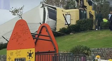 Seyir halindeki TIR devrildi, çocuk parkında faciadan dönüldü