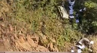 İstanbul- Sarıyer'de şoförünün direksiyon hakimiyetini kaybettiği kamyon alt yola düştü