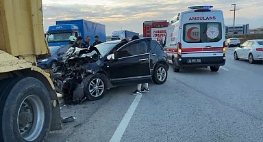 İstanbul- Silivri'de otomobil hafriyat kamyonuna çarptı: 2 yaralı