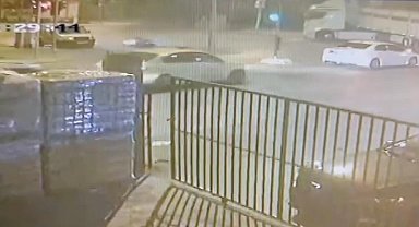 İstanbul - Sultanbeyli'de TIR'la çarpışan motosikletteki 2 kişi ağır yaralandı; kaza anı kamerada