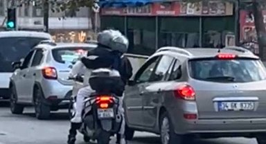 İstanbul - Sultangazi'de motosiklet sürücüsü aracın camına yumruk attı; aynasını kırdı