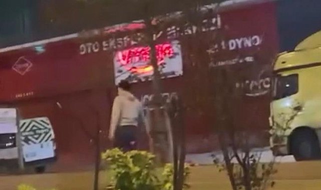 İstanbul - Sultangazi'de yolda ilerleyen araca yumruk attı; kendisini uyaranları bıçakla tehdit etti