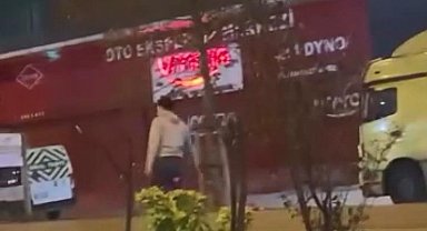 İstanbul - Sultangazi'de yolda ilerleyen araca yumruk attı; kendisini uyaranları bıçakla tehdit etti