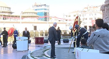 İstanbul - Taksim'de İstanbul'un kurtuluşunun 102'nci yıl dönümü törenle kutlandı