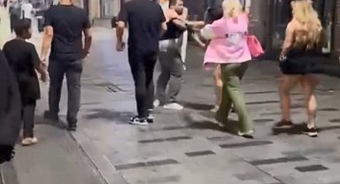 İstanbul - Taksim'de kemerli tekmeli yumruklu kavgalar kamerada