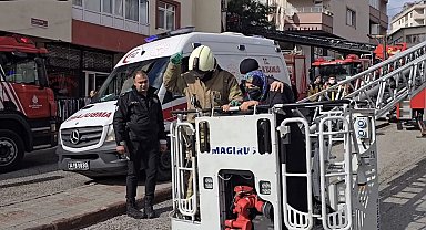 İstanbul- Ümraniye'de 3 katlı binada yangın: 4 kişi kurtarıldı