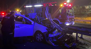 İstanbul- Ümraniye'de otomobil bariyere çarptı: 1 ölü, 1 ağır yaralı