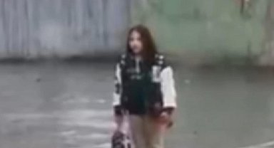 İstiklal Marşı okunurken yağmur altında saygı duruşuna geçen öğrenci ödüllendirildi