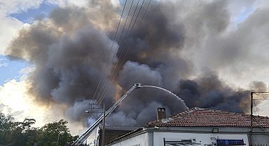 İzmir'de depo yangını