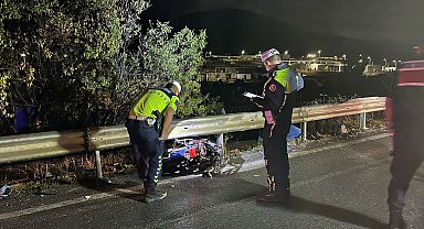 İzmir'de kamyonet ile elektrikli bisiklet çarpıştı: 1 ölü, 1 yaralı