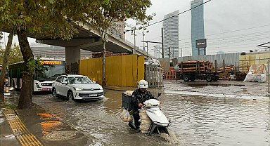 İzmir'de sağanak etkili oluyor; en çok yağışı Dikili aldı