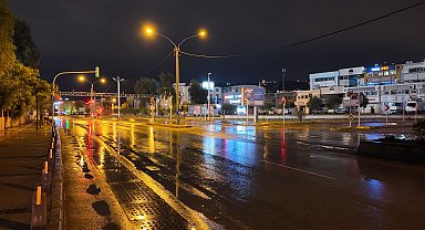 İzmir'de sağanak yağış etkili oldu