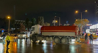 İzmir'de tanker ile çarpışan motosiklet sürücüsü öldü