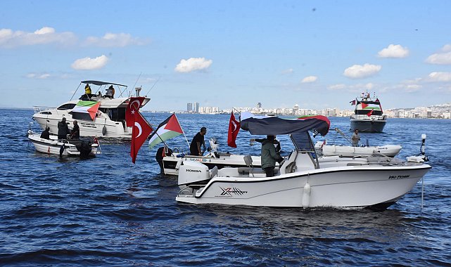 İzmir'de tekneler, Sumud Filosu'na destek için denize açıldı
