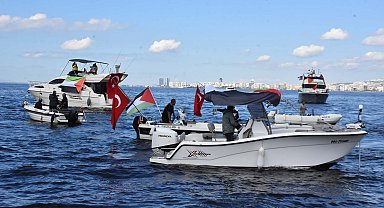 İzmir'de tekneler, Sumud Filosu'na destek için denize açıldı