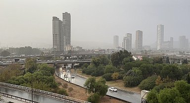 İzmir'de yağış etkili oldu