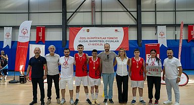İzmir'in engelli basketbolcuları, tüm maçlarını kazanıp Türkiye şampiyonu oldu