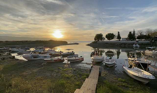 İznik Gölü'nde kayıklar karaya oturdu