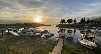 İznik Gölü'nde kayıklar karaya oturdu