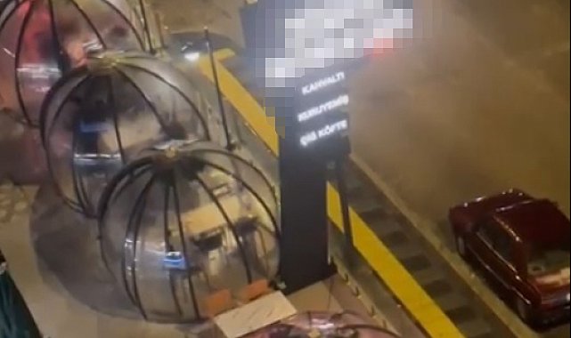 Kafedeki akrabasına av tüfeği ile ateş açtı, silah tutukluk yaptı; o anlar kamerada