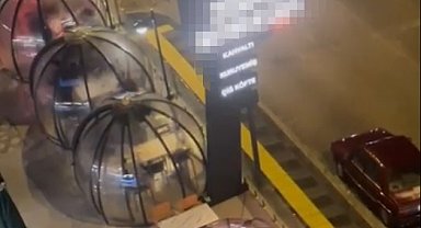 Kafedeki akrabasına av tüfeği ile ateş açtı, silah tutukluk yaptı; o anlar kamerada