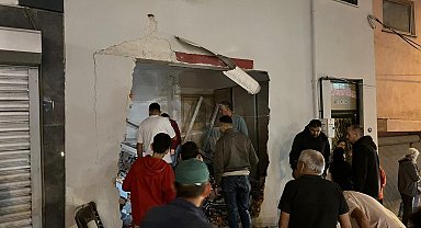 Kamyon 4 katlı apartmanın giriş katına çarptı: Daire sakinlerinin korku yaşadığı kaza kamerada