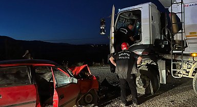 Kamyon ile çarpışan otomobilin sürücüsü hayatını kaybetti