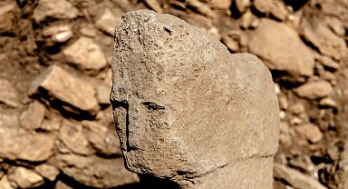 Karahantepe'de insan yüzlü dikilitaş bulundu