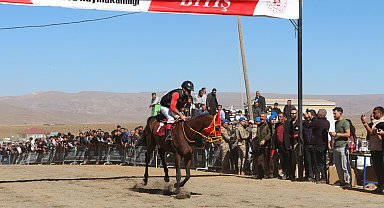 Karlıova'da geleneksel at yarışlarına yoğun ilgi