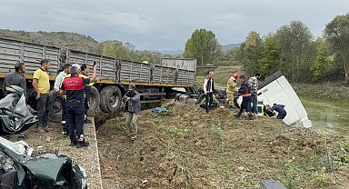 Karşı şeride geçen TIR'la çarpışan otomobildeki çift öldü