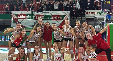 Karşıyaka filede VakıfBank önünde