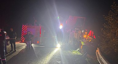 Kastamonu'da devrilen TIR otomobili bariyere sıkıştırdı; 2 yaralı