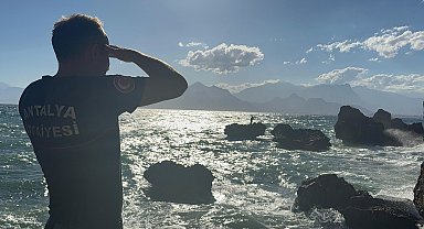 Kayalıkta mahsur kaldı, ekipleri beklemeden yüzerek kıyıya çıktı