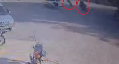 Kazada motosikletin savrulan sürücüsü yol kenarındaki çifte çarptı