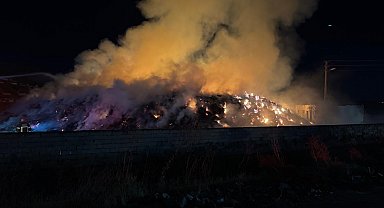Kırıkkale'de yaklaşık 600 ton saman balyası alev alev yanıyor