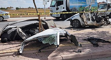 Kırmızı ışıkta duran otomobil, aracın çarpması ile ikiye bölündü; kaza kamerada