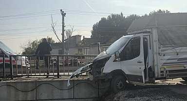 Kontrolden çıkan kamyonet köprü demirlerine saplandı