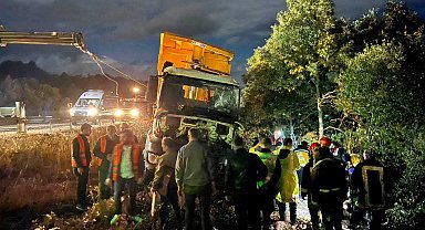 Konya'da kamyon devrildi: 2 ölü, 1 yaralı