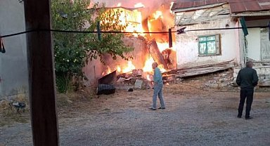 Köyde çıkan yangında 2 ev, ahır ve samanlık zarar gördü