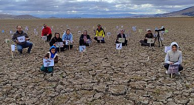 Kuruyan gölde, daha önce çekilen kuşların fotoğraflarıyla kuraklığa dikkat çektiler