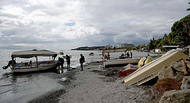 Kuşadası'nda fırtına ve sağanak; balıkçı tekneleri karaya oturdu